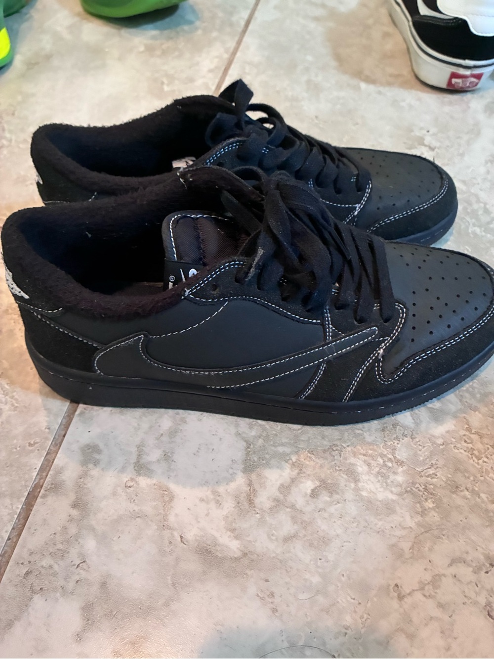 Nike Men's Black Low-Top Sneakers with White Stitching